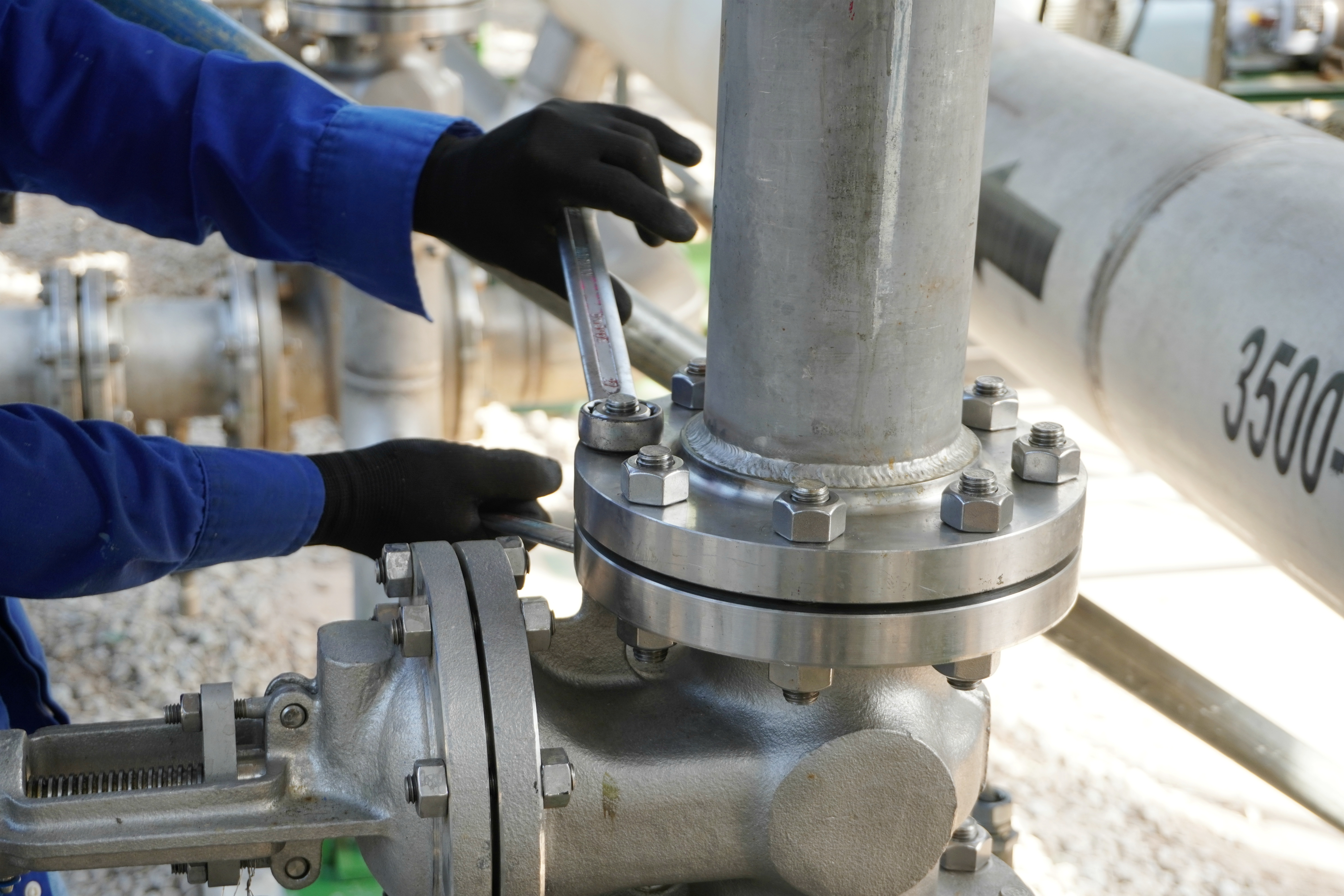 Pipeline valve and flanges installation